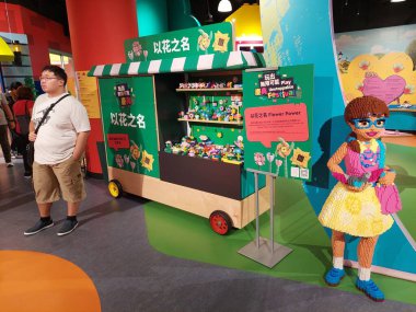 TSIM SHA TSUI, HK - 28 Mayıs - Legoland keşif merkezinde çiçek standı 28 Mayıs 2024 tarihinde Tsim Sha Tsui, Hong Kong. Legoland keşif merkezi Hong Kong 'da etkileşimli bir lego deneyimidir..