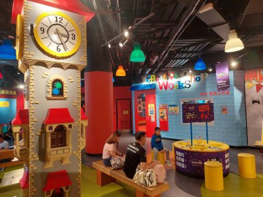 TSIM SHA TSUI, HK - 28 Mayıs - Legoland keşif merkezinde faaliyet merkezi 28 Mayıs 2024 tarihinde Tsim Sha Tsui, Hong Kong. Legoland keşif merkezi Hong Kong 'da etkileşimli bir lego deneyimidir..
