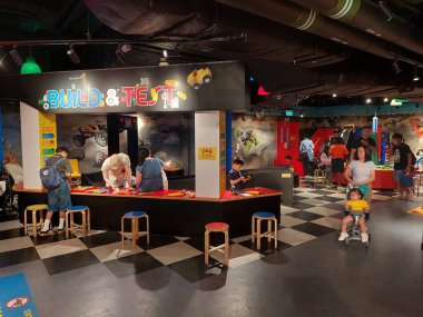 TSIM SHA TSUI, HK - 28 Mayıs - Legoland keşif merkezinde faaliyet merkezi 28 Mayıs 2024 tarihinde Tsim Sha Tsui, Hong Kong. Legoland keşif merkezi Hong Kong 'da etkileşimli bir lego deneyimidir..