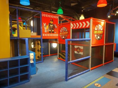 TSIM SHA TSUI, HK - 28 Mayıs - Legoland keşif merkezinde emekleme tüneli 28 Mayıs 2024 tarihinde Tsim Sha Tsui, Hong Kong. Legoland keşif merkezi Hong Kong 'da etkileşimli bir lego deneyimidir..