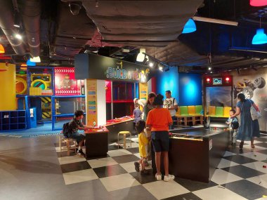 TSIM SHA TSUI, HK - 28 Mayıs - Legoland keşif merkezinde faaliyet merkezi 28 Mayıs 2024 tarihinde Tsim Sha Tsui, Hong Kong. Legoland keşif merkezi Hong Kong 'da etkileşimli bir lego deneyimidir..