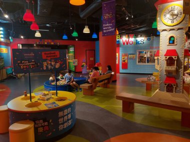 TSIM SHA TSUI, HK - 28 Mayıs - Legoland keşif merkezinde faaliyet merkezi 28 Mayıs 2024 tarihinde Tsim Sha Tsui, Hong Kong. Legoland keşif merkezi Hong Kong 'da etkileşimli bir lego deneyimidir..
