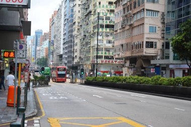 JORDAN, HK - 28 Mayıs - Nathan yolu kaldırımı ve binaları 28 Mayıs 2024 'te Ürdün, Hong Kong' da. Nathan Yolu, Kowloon, Hong Kong 'daki dükkan ve restoranlarla dolu ana cadde..