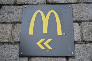 TSIM SHA TSUI, HK - 28 Mayıs - Hong Kong 'daki Tsim Sha Tsui' de 28 Mayıs 2024 'te Kowloon parkında McDonalds imzası. McDonalds bir Amerikan hamburgeri ve fast food restoran zinciri. 1940 'da kuruldu..