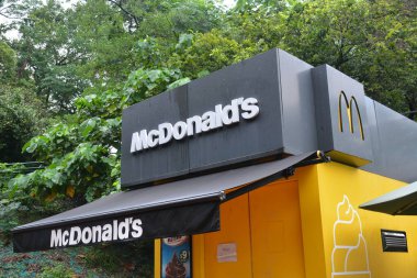 TSIM SHA TSUI, HK - 28 Mayıs - Kowloon Park 'taki McDonalds büfesi 28 Mayıs 2024, Tsim Sha Tsui, Hong Kong. Kowloon Park, Tsim Sha Tsui, Kowloon, Hong Kong 'da büyük bir parktır..