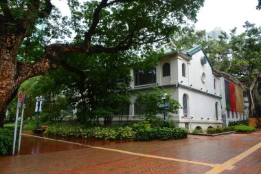 TSIM SHA TSUI, HK - 28 Mayıs - Hong Kong Miras ve Keşif Merkezi cephesi 28 Mayıs 2024 tarihinde Tsim Sha Tsui, Hong Kong 'da Kowloon parkında. Kowloon Park, Tsim Sha Tsui, Hong Kong 'da büyük bir parktır..