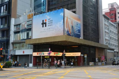 JORDAN, HK - 28 Mayıs - 28 Mayıs 2024 'te Ürdün, Hong Kong' da Nathan Yolu 'nda parlayan ada cephesi. Shine Island Cafe, Hong Kong 'da bir fırın ve çay restoranıdır..