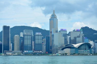 ADMIRALTY, HK - 28 Mayıs - Victoria Limanı gökdelenleri 28 Mayıs 2024 'te Deniz Kuvvetleri, Hong Kong' da görülüyor. Victoria limanı güneyde Hong Kong ve kuzeyde Kowloon adalarını ayıran bir limandır..