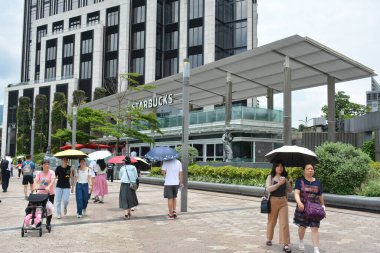 TSIM SHA TSUI, HK - 28 Mayıs - Starbucks cephesi 28 Mayıs 2024 tarihinde Tsim Sha Tsui, Hong Kong 'da. Starbucks, merkezi ABD 'de bulunan bir Amerikan kahvesi..