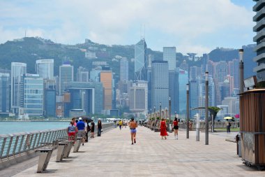 TSIM SHA TSUI, HK - 28 Mayıs - 28 Mayıs 2024 tarihinde Tsim Sha Tsui, Hong Kong 'da yıldız bulvarı. Avenue of Stars, Tsim Sha Tsui, Hong Kong 'da Victoria limanı boyunca yer alan bir bulvar..