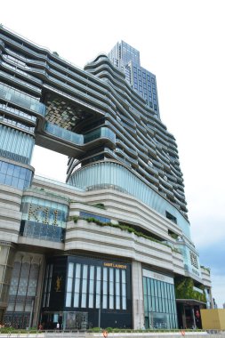 TSIM SHA TSUI, HK - 28 Mayıs - K11 müze cephesi 28 Mayıs 2024 tarihinde Tsim Sha Tsui, Hong Kong. K11 müzesi Hong Kong 'da lüks mağazalar barındıran bir alışveriş merkezidir..
