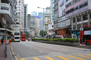 JORDAN, HK - 28 Mayıs - Nathan yolu kaldırımı ve binaları 28 Mayıs 2024 'te Ürdün, Hong Kong' da. Nathan Yolu, Kowloon, Hong Kong 'daki dükkan ve restoranlarla dolu ana cadde..