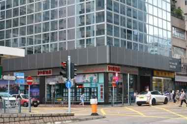 TSIM SHA TSUI, HK - 28 Mayıs - Centaline Emlak Ajansı ön cephesi 28 Mayıs 2024, Tsim Sha Tsui, Hong Kong. Centaline, Hong Kong 'daki en büyük emlak acentelerinden biridir..