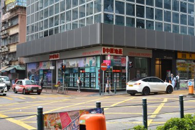 TSIM SHA TSUI, HK - 28 Mayıs - Centaline Emlak Ajansı ön cephesi 28 Mayıs 2024, Tsim Sha Tsui, Hong Kong. Centaline, Hong Kong 'daki en büyük emlak acentelerinden biridir..