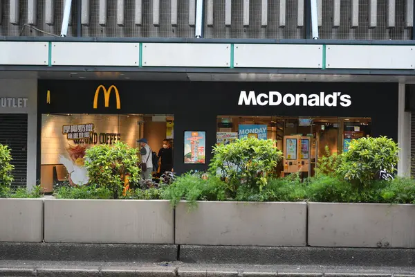 JORDAN, HK - 28 Mayıs - McDonalds cephesi 28 Mayıs 2024 tarihinde Ürdün, Hong Kong 'da Nathan Road' da. McDonalds bir Amerikan hamburgeri ve fast food restoran zinciri. 1940 'da kuruldu..