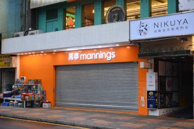 TSIM SHA TSUI, HK - 28 Mayıs - Mannings cephe 28 Mayıs 2024, Tsim Sha Tsui, Hong Kong. Mannings, sağlık, kişisel, cilt bakımı ve bebek ürünleri sağlayan Hong Kong 'un en büyük sağlık ve güzellik ürünleri mağazasıdır..