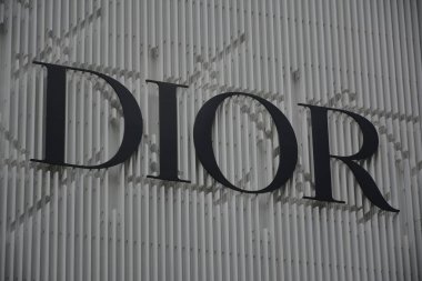 TSIM SHA TSUI, HK - 28 Mayıs - Dior mağaza cephesi 28 Mayıs 2024 tarihinde Tsim Sha Tsui, Hong Kong 'da Canton yolunda. Dior, Bernanrd Arnault 'un başkanlığını yaptığı lüks bir Fransız faşistidir..