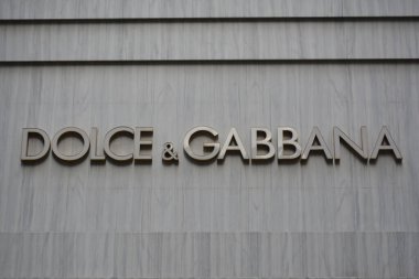 TSIM SHA TSUI, HK - 28 Mayıs - Dolce ve Gabbana cephesi 28 Mayıs 2024 tarihinde Tsim Sha Tsui, Hong Kong 'da Canton yolunda. Dolce ve Gabbana, Legnano 'da kurulmuş lüks bir İtalyan moda evi..