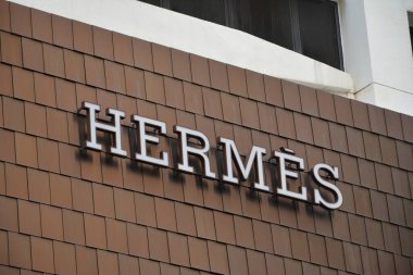 TSIM SHA TSUI, HK - 28 Mayıs - Hermes mağaza tabelası 28 Mayıs 2024 tarihinde Tsim Sha Tsui, Hong Kong 'da Canton yolunda. Hermes, 1837 yılında kurulmuş lüks bir Fransız tasarım evi..