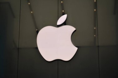 TSIM SHA TSUI, HK - 28 Mayıs - 28 Mayıs 2024 tarihinde Tsim Sha Tsui, Hong Kong 'da Apple mağazası Kanton yol tabelası. Apple, Cupertino, Kaliforniya 'da bulunan bir teknoloji şirketidir..