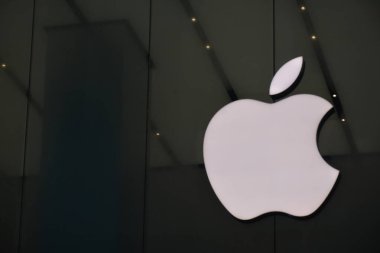 TSIM SHA TSUI, HK - 28 Mayıs - 28 Mayıs 2024 tarihinde Tsim Sha Tsui, Hong Kong 'da Apple mağazası Kanton yol tabelası. Apple, Cupertino, Kaliforniya 'da bulunan bir teknoloji şirketidir..