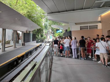 CENTRAL, HK - 26 Mayıs - 26 Mayıs 2024 'te Hong Kong, Central' daki tramvay istasyonu. Zirve tramvayı Hong Kong 'da füniküler bir demiryoludur..