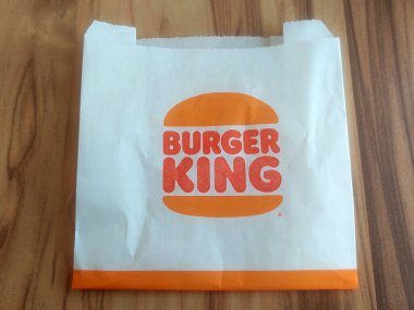 The Peak, Hong Kong 'da 26 Mayıs 2024' te Burger King kızartma tutacağı. Burger King, Amerika Birleşik Devletleri 'nin Florida şehrinde bulunan çok uluslu hamburger fast food restoranları zinciri..