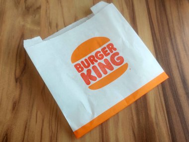 The Peak, Hong Kong 'da 26 Mayıs 2024' te Burger King kızartma tutacağı. Burger King, Amerika Birleşik Devletleri 'nin Florida şehrinde bulunan çok uluslu hamburger fast food restoranları zinciri..