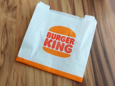 The Peak, Hong Kong 'da 26 Mayıs 2024' te Burger King kızartma tutacağı. Burger King, Amerika Birleşik Devletleri 'nin Florida şehrinde bulunan çok uluslu hamburger fast food restoranları zinciri..