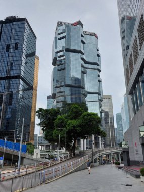 CENTRAL, HK - 26 Mayıs - Lippo merkez cephesi, 26 Mayıs 2024, Central, Hong Kong. Lippo merkezi Hong Kong 'da ikiz bir gökdelendir..