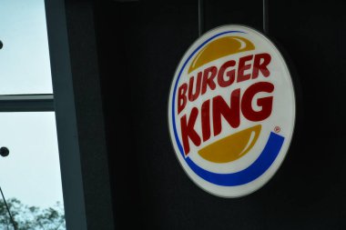 The Peak, Hong Kong 'da 26 Mayıs 2024' te Burger King tabelası. Burger King, Amerika Birleşik Devletleri 'nin Florida şehrinde bulunan çok uluslu hamburger fast food restoranları zinciri..
