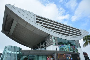 The Peak, HK - 26 Mayıs - 26 Mayıs 2024 'te The Peak, Hong Kong' daki tepe kulesi cephesi. Tepe kulesi Hong Kong 'da manzaralı bir alışveriş merkezi..