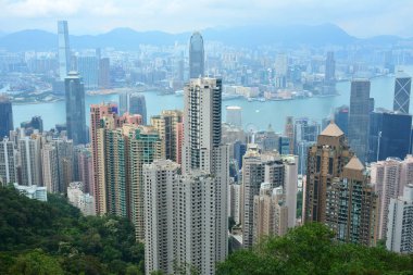 The Peak, HK - 26 Mayıs - Victoria Tepesi gökdelenleri 26 Mayıs 2024 'te The Peak, Hong Kong' da. Victoria Zirvesi, Hong Kong adasında bir dağdır. Ufuk çizgisi ve kıyı manzarasıyla bilinir..