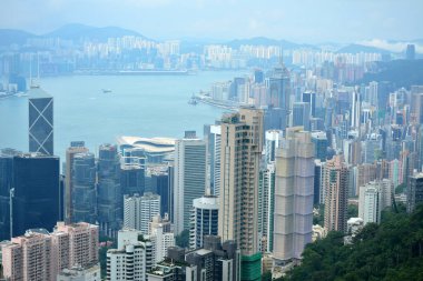 The Peak, HK - 26 Mayıs - Victoria Tepesi gökdelenleri 26 Mayıs 2024 'te The Peak, Hong Kong' da. Victoria Zirvesi, Hong Kong adasında bir dağdır. Ufuk çizgisi ve kıyı manzarasıyla bilinir..