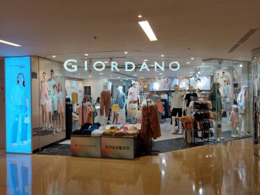 TAI KOO, HK - 26 Mayıs - Giordano alışveriş merkezinin ön cephesi 26 Mayıs 2024 'te Tai Koo, Hong Kong' da. Giordano, Hong Kong 'da kadın, erkek ve çocuk kıyafetleri ve aksesuarları satan bir perakendecidir..