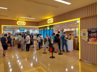 TAI KOO, HK - 26 Mayıs - 26 Mayıs 2024 'te Tai Koo, Hong Kong' daki Cityplaza alışveriş merkezinde Cafe de mercan alışveriş merkezi cephesi. Cafe de Coral, Hong Kong 'da bir fast food restoranıdır..
