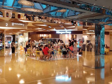 TAI KOO, HK - 26 Mayıs - Haagen Dazs alışveriş merkezinin ön cephesi 26 Mayıs 2024 'te Tai Koo, Hong Kong' da. Haagen Dazs, New York 'ta bulunan bir Amerikan dondurma markası..