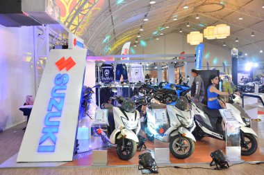 MUNTINLUPA, PH - SEPT 8 - Suzuki standı moto Heritage hafta sonu 8 Eylül 2024 tarihinde Muntinlupa, Filipinler 'de. Moto Heritage, Filipinler 'de düzenlenen bir motosiklet etkinliği..