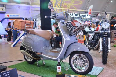 MUNTINLUPA, PH - SEPT 8 - Vespa scooter Moto Heritage 'da 8 Eylül 2024 tarihinde Muntinlupa, Filipinler. Moto Heritage, Filipinler 'de düzenlenen bir motosiklet etkinliği..