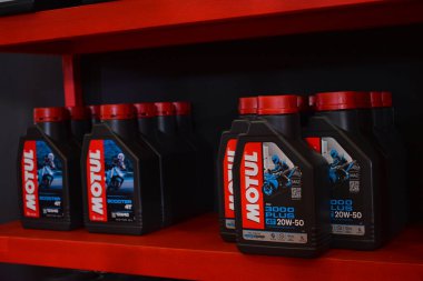 MUNTINLUPA, PH - SEPT 8 - Motul 3000 + 4t 20w-50 moto Heritage hafta sonu 8 Eylül 2024 tarihinde Muntinlupa, Filipinler 'de. Moto Heritage, Filipinler 'de düzenlenen bir motosiklet etkinliği..