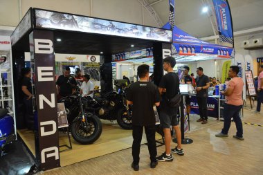 MUNTINLUPA, PH - SEPT 8 - Moto Heritage 'da Benda standı 8 Eylül 2024, Muntinlupa, Filipinler. Moto Heritage, Filipinler 'de düzenlenen bir motosiklet etkinliği..