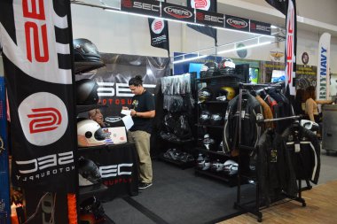 MUNTINLUPA, PH - SEPT 8 - 8 Eylül 2024 'te Filipinler' in Muntinlupa şehrinde Moto Heritage haftasonunda ikinci sınıf motosuply standı. Moto Heritage, Filipinler 'de düzenlenen bir motosiklet etkinliği..