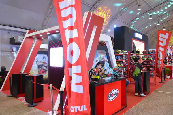 MUNTINLUPA, PH - SEPT 8 - Moto Heritage 'daki Motul standı 8 Eylül 2024, Muntinlupa, Filipinler. Moto Heritage, Filipinler 'de düzenlenen bir motosiklet etkinliği..