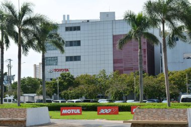 MUNTINLUPA, PH - SEPT 8 - Toyota araba galerisi ön cephesi 8 Eylül 2024 tarihinde Muntinlupa, Filipinler 'de. Toyota, Japonya merkezli bir otomobil üreticisi..