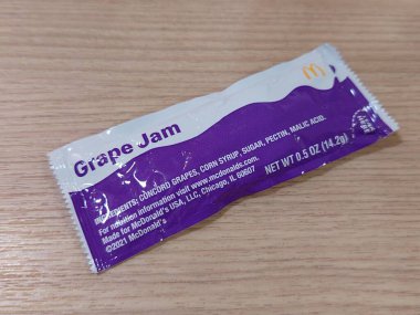 JORDAN, HK - 25 Mayıs - 25 Mayıs 2024 'te Ürdün, Hong Kong' da McDonalds üzüm reçeli. McDonalds, Amerika Birleşik Devletleri 'nde çok uluslu bir fast food zinciri..