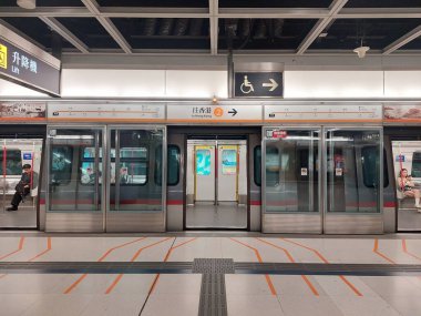 TUNG CHUNG, HK - Tung Chung Mtr platformu 25 Mayıs 2024, Tung Chung, Hong Kong. Mtr ya da Mass toplu taşıma demiryolu Hong Kong 'a hizmet veren büyük bir toplu taşıma ağıdır..
