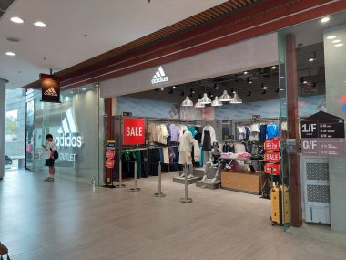 TUNG CHUNG, HK - 25 Mayıs 2024 'te Tung Chung, Hong Kong' da Adidas outlet ön cephesi. Adidas Almanya 'da spor kıyafetleri üreten bir Alman şirketidir..