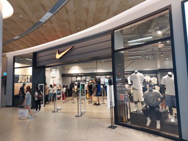 TUNG CHUNG, HK - Nike cephesi 25 Mayıs 2024 'te Tung Chung, Hong Kong' da. Nike, Oregon, ABD 'de bulunan bir Amerikan spor ayakkabı ve giyim şirketidir..