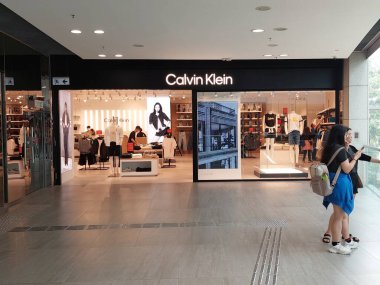 TUNG CHUNG, HK - Calvin Klein 25 Mayıs 2024 'te Tung Chung, Hong Kong' da şehir çıkışlarında ön cephede. Calvin Klein, ABD 'de lüks bir moda perakende zinciri..