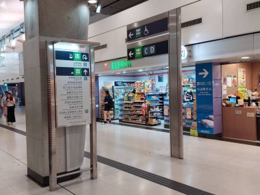 TUNG CHUNG, HK - 25 Mayıs 2024 'te Tung Chung, Hong Kong' da 7.11 cephe. 711, Teksas, ABD 'de bulunan bir Japon market zinciri..